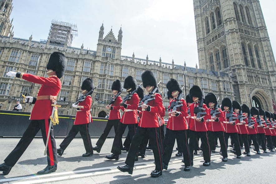 Los guardias escoceses no pudieron impedir el ciberataque al Palacio de Westminster, sede del Parlamento.