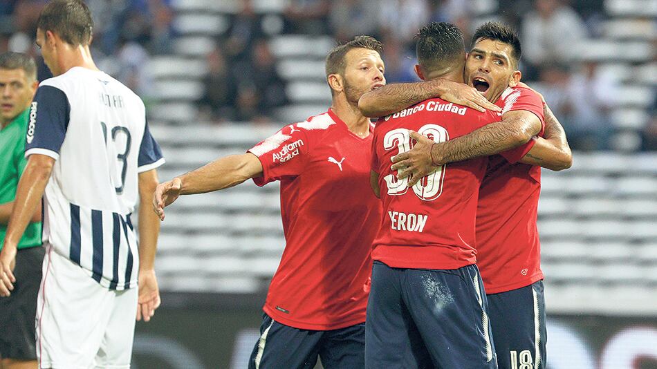n Romero se abraza con Verón, el autor del primer gol de los de Avellaneda en la tarde cordobesa.
