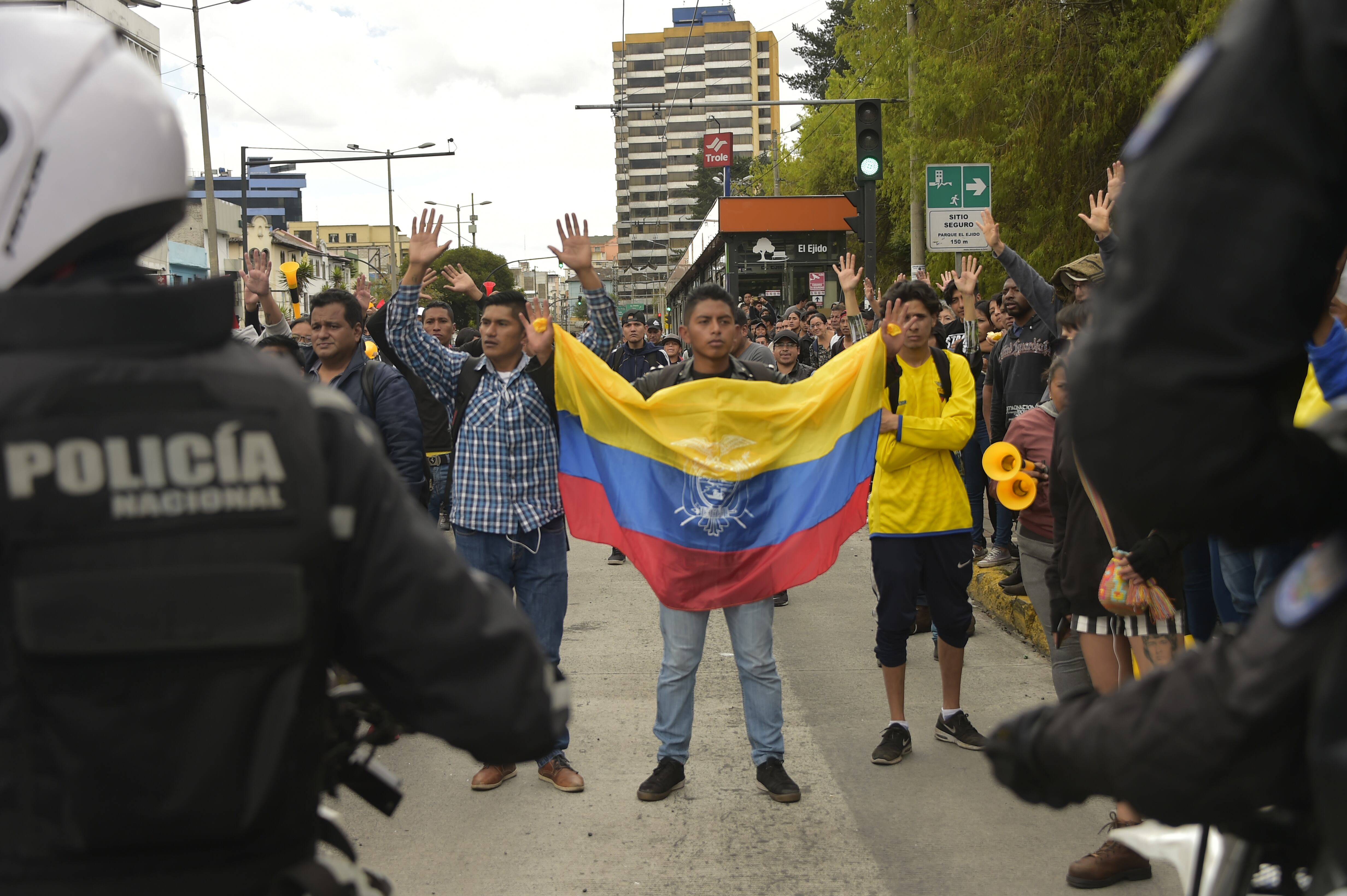 Policías y manifestantes se enfrentan por segundo día consecutivo en Quito.