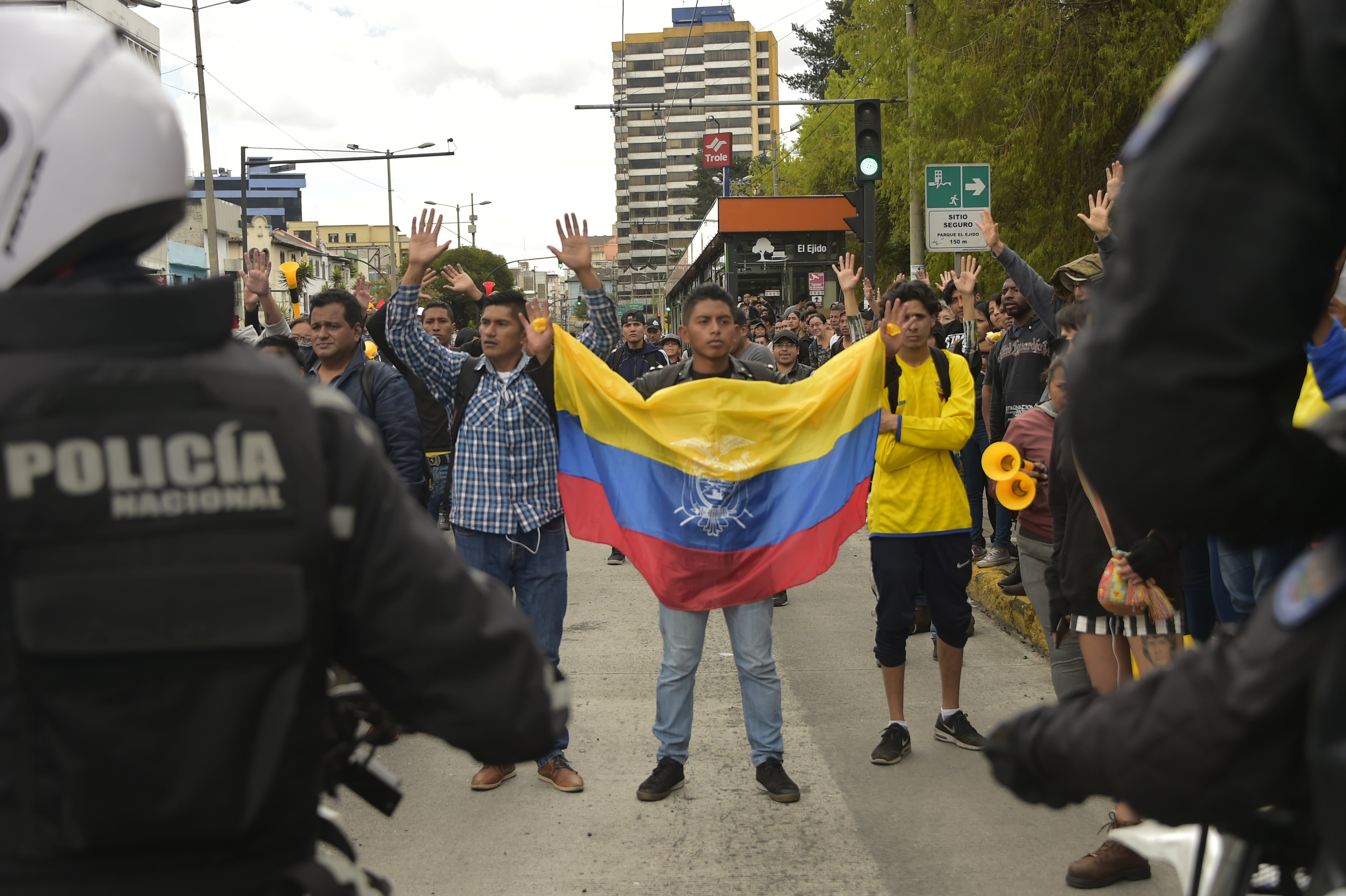 Policías y manifestantes se enfrentan por segundo día consecutivo en Quito.