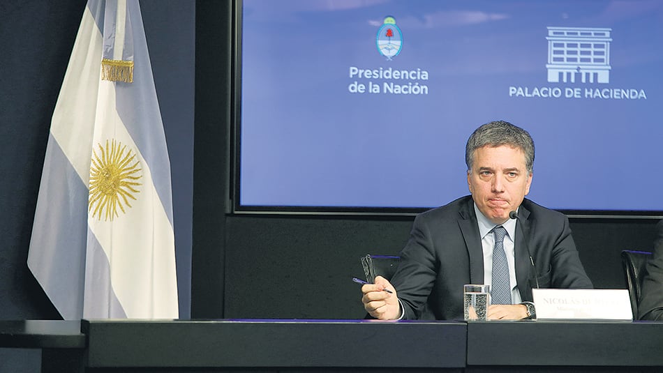 Los fondos que utiliza Dujovne para pagar vencimientos durante un solo mes duplican la partida anual de Conicet.