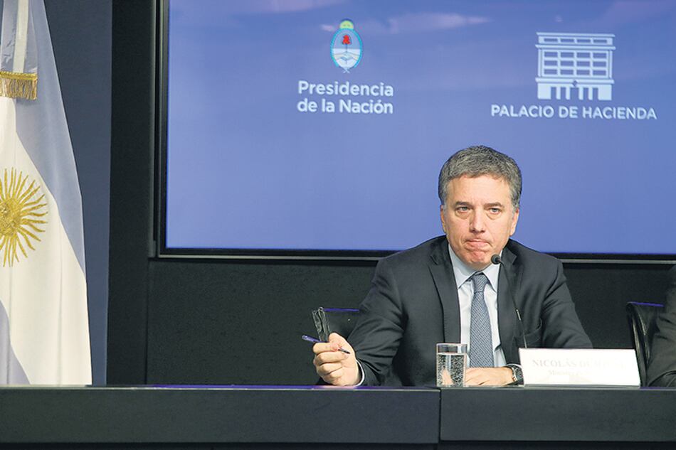 Los fondos que utiliza Dujovne para pagar vencimientos durante un solo mes duplican la partida anual de Conicet.