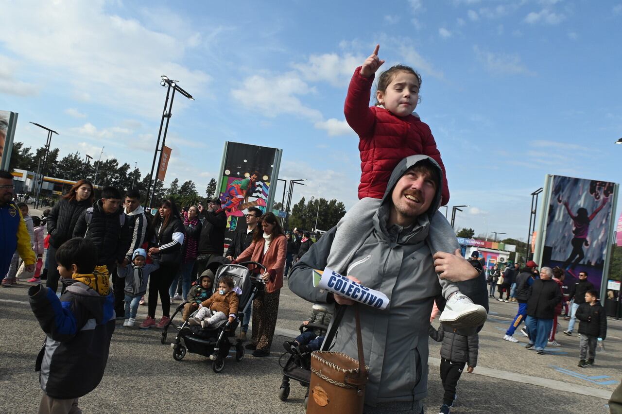 Hubo largas filas para entrar al primer día de Tecnópolis.