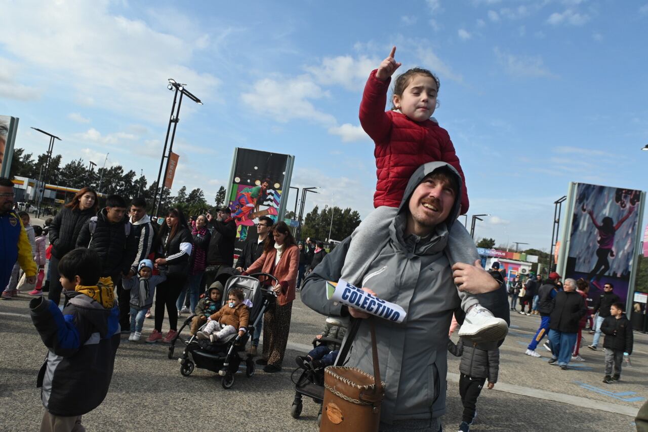 Hubo largas filas para entrar al primer día de Tecnópolis.