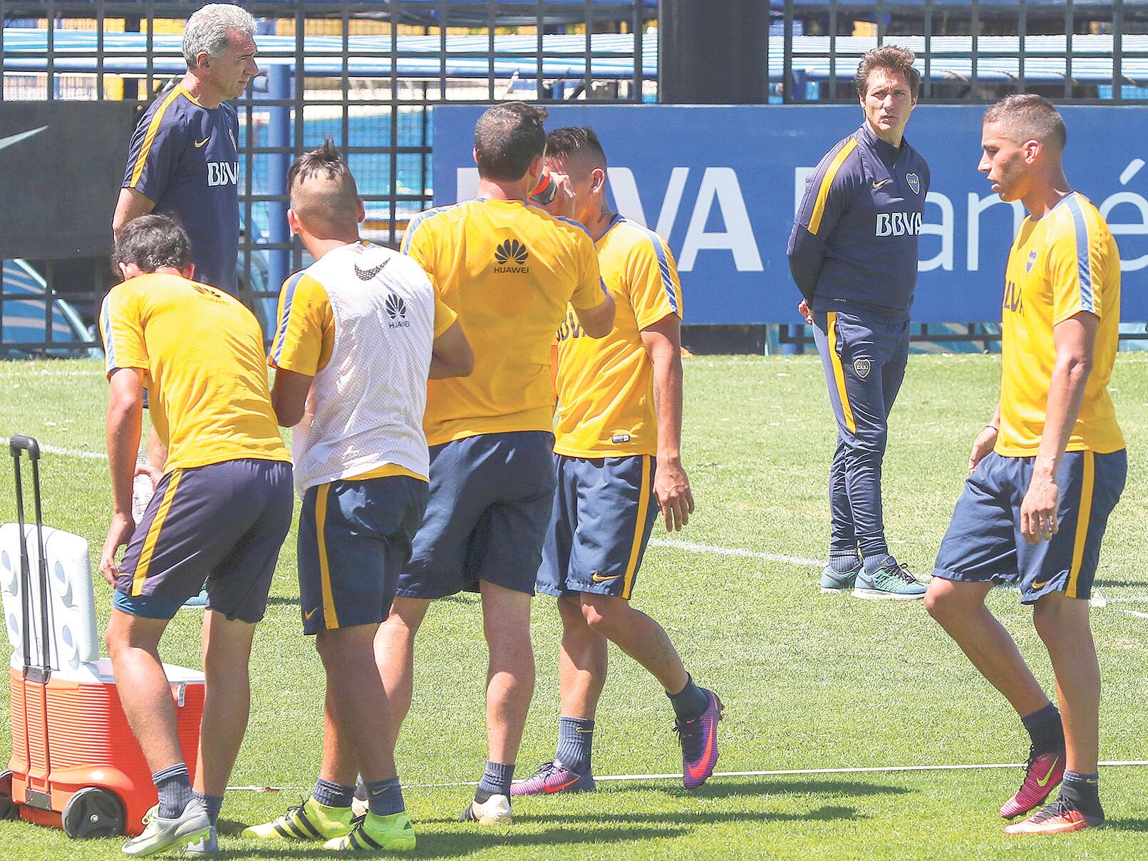 La dupla técnica xeneize supervisó los movimientos de los futbolistas en el predio de la AFA.