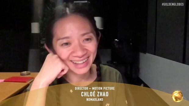 Chloé Zhao, realizadora de "Nomadland", es la primera mujer asiática en ganar el Globo de Oro a la Mejor Directora.