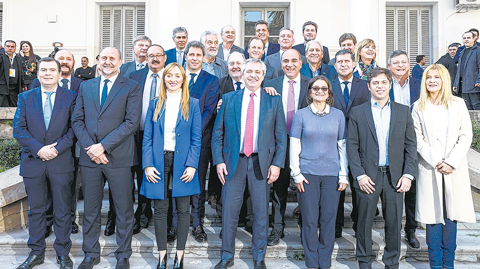 El precandidato Alberto Fernández al cierre del encuentro con los participantes del acta-compromiso.