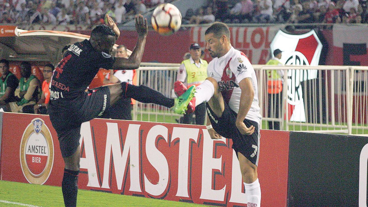 Arboleda contra Mora. Una postal del partido, que tuvo muchos pasajes más peleados que jugados.