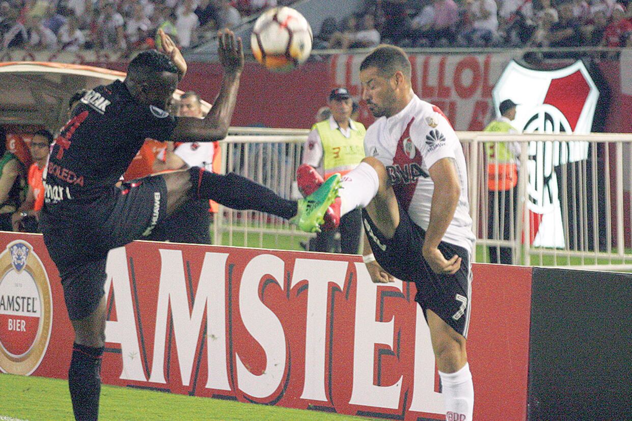 Arboleda contra Mora. Una postal del partido, que tuvo muchos pasajes más peleados que jugados.
