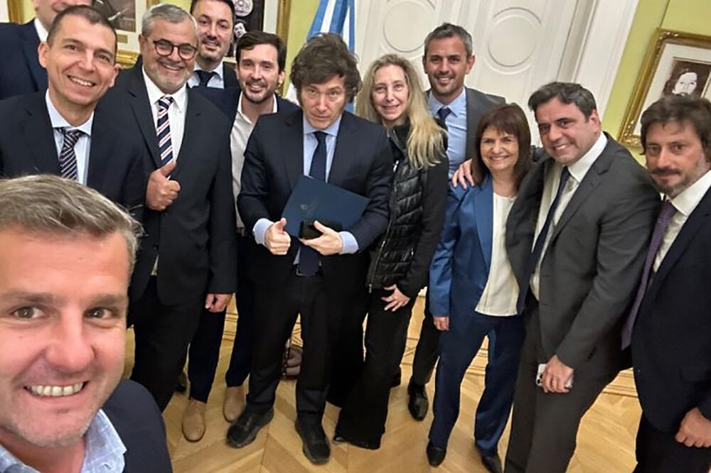 La selfie con Milei que terminó de desatar la interna radical.