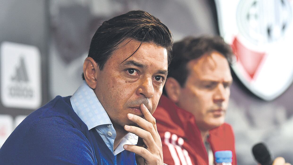 Marcelo Gallardo y el médico Pedro Hansing ayer durante la conferencia de prensa.