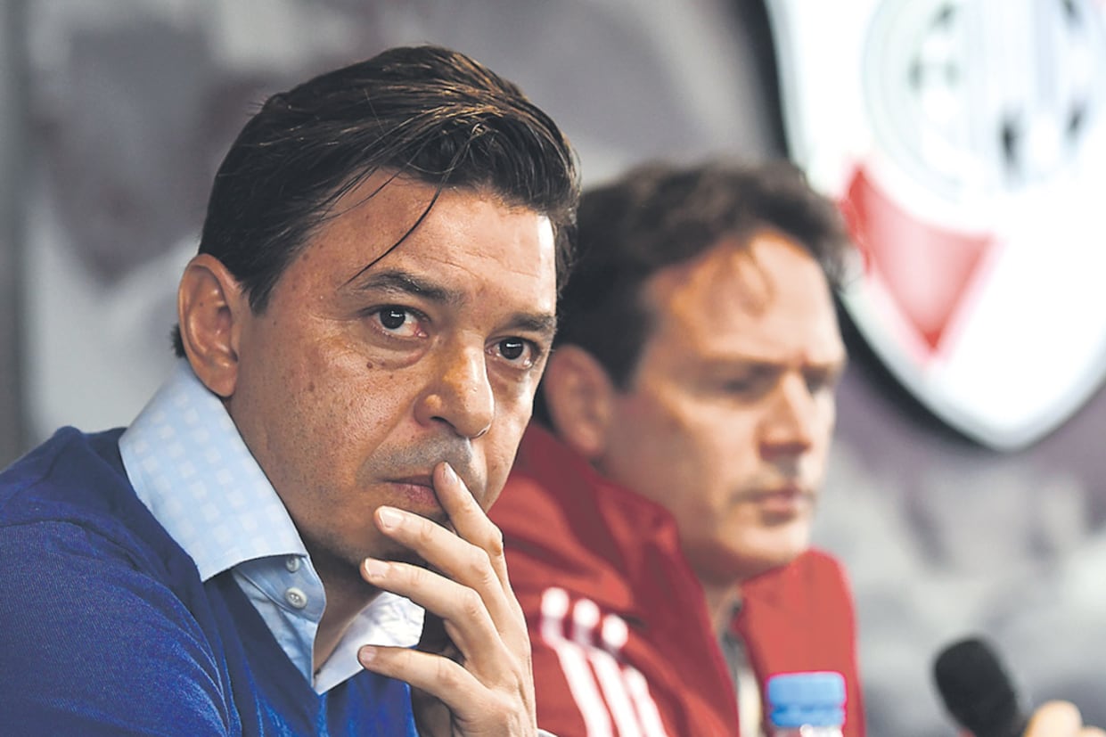 Marcelo Gallardo y el médico Pedro Hansing ayer durante la conferencia de prensa.