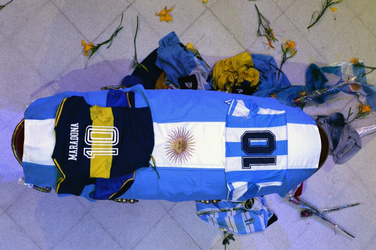 Las camisetas de Argentina y de Boca Juniors en el ataúd de Maradona.