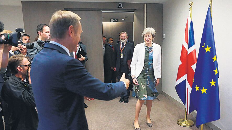 Theresa May insiste en calificar de “generosa” la oferta que hizo en Florencia.