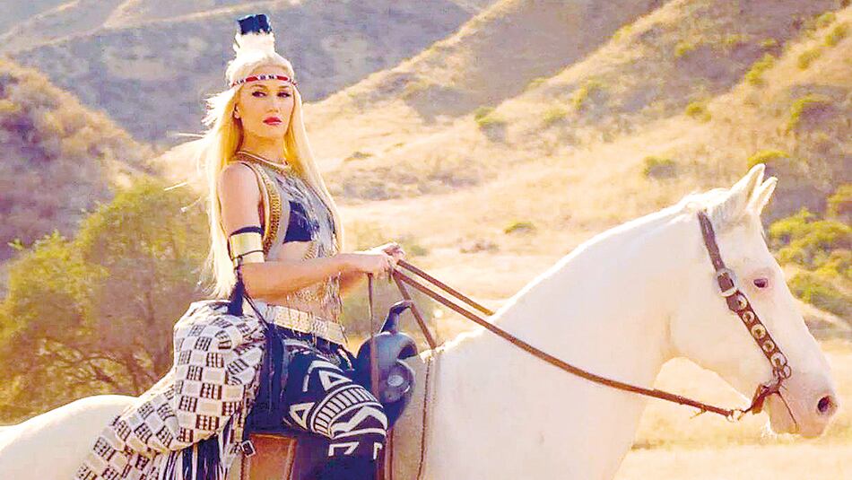 Gwen Stefani aparecía caracterizada como nativa norteamericana en su canción “Looking hot”.