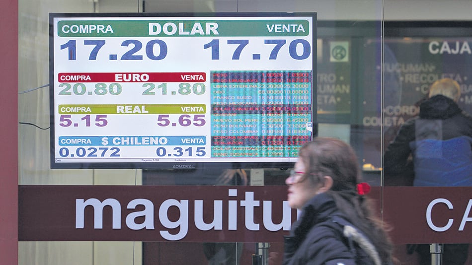 Desde las primeras operaciones fue bajando el precio del dólar hasta quedar en 17,49.