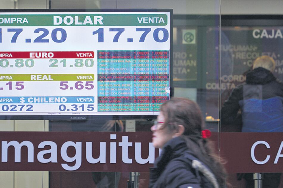 Desde las primeras operaciones fue bajando el precio del dólar hasta quedar en 17,49.