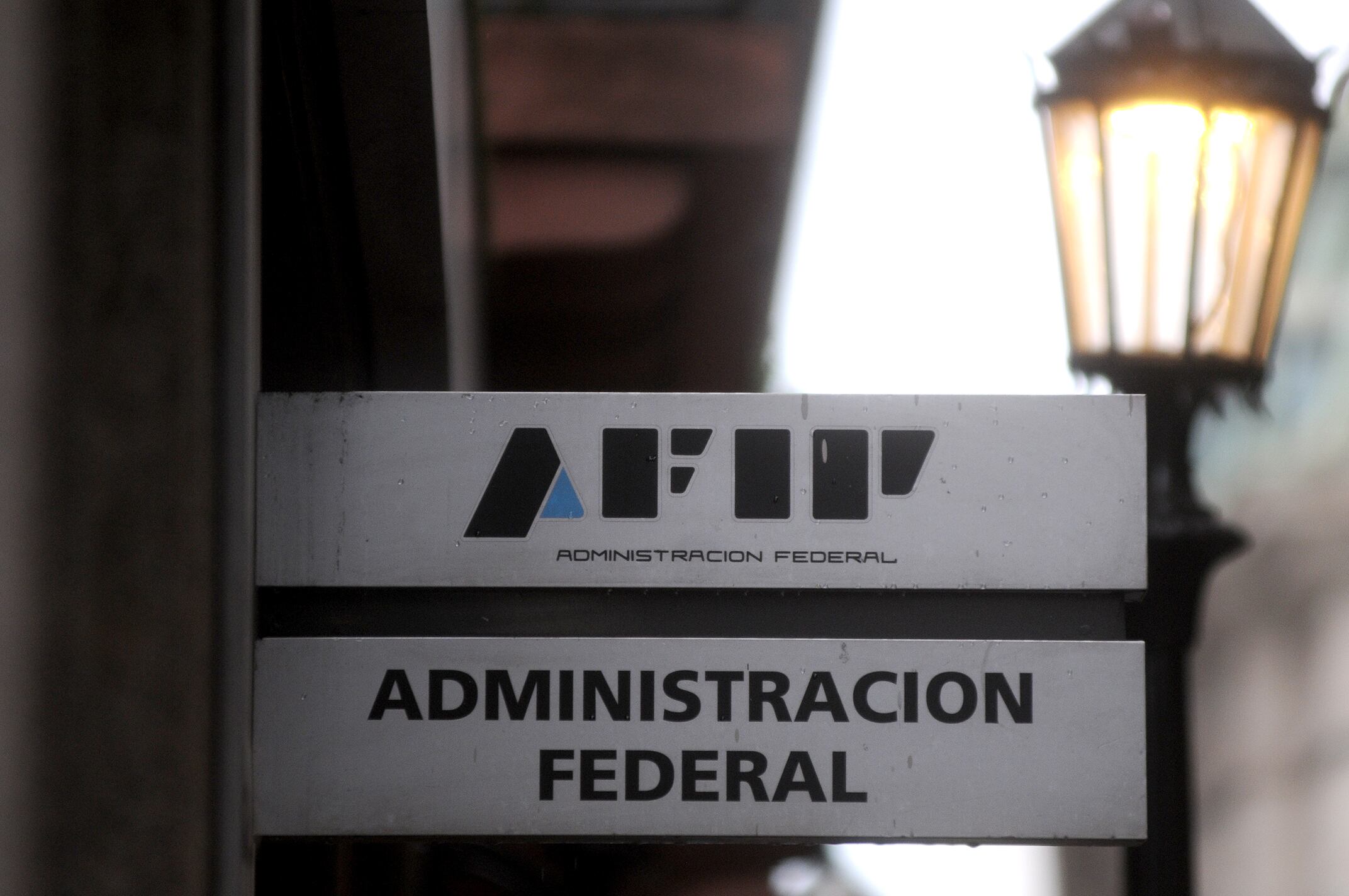 El Gobierno busca aumentar ingresos de dólares y pesos.