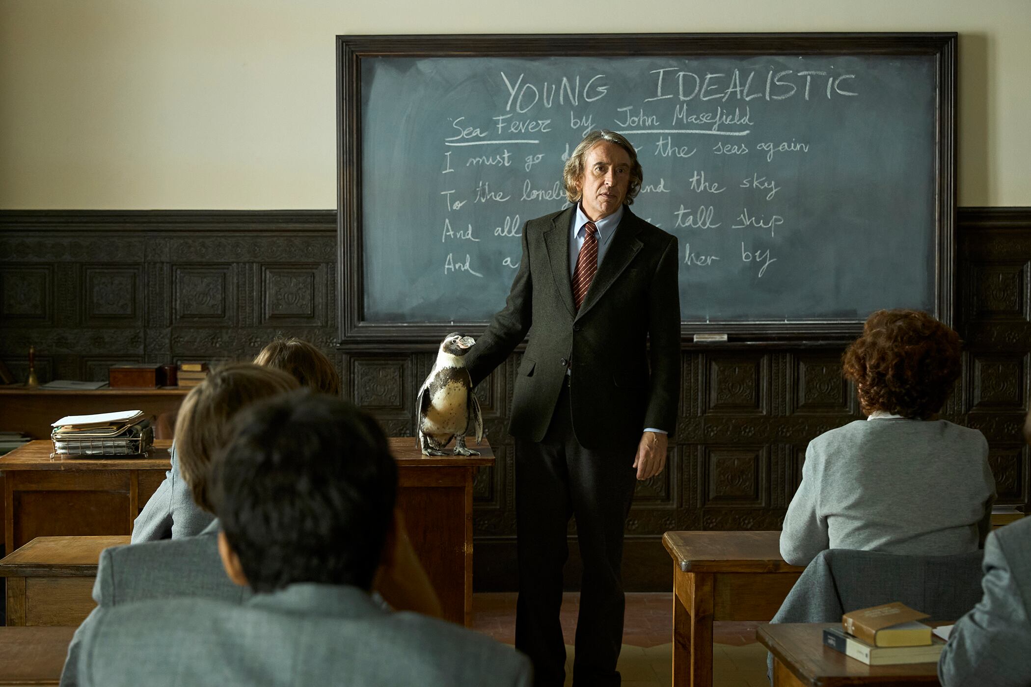 Steve Coogan es el profesor que vuelve de sus vacaciones con un pingüino