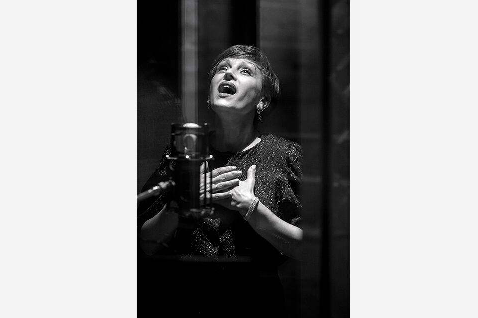 Lorena Astudillo canta en La Comedia.