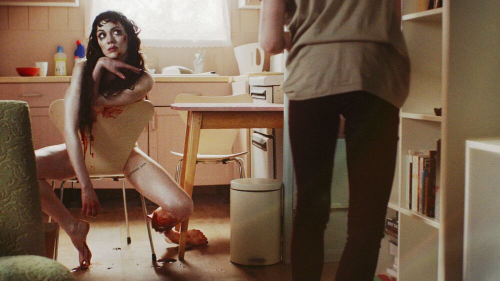 Si te van los tríos, pero de chico+chica+zombi, hoy I.Sat estrenará la necrofílica "Nina Forever".