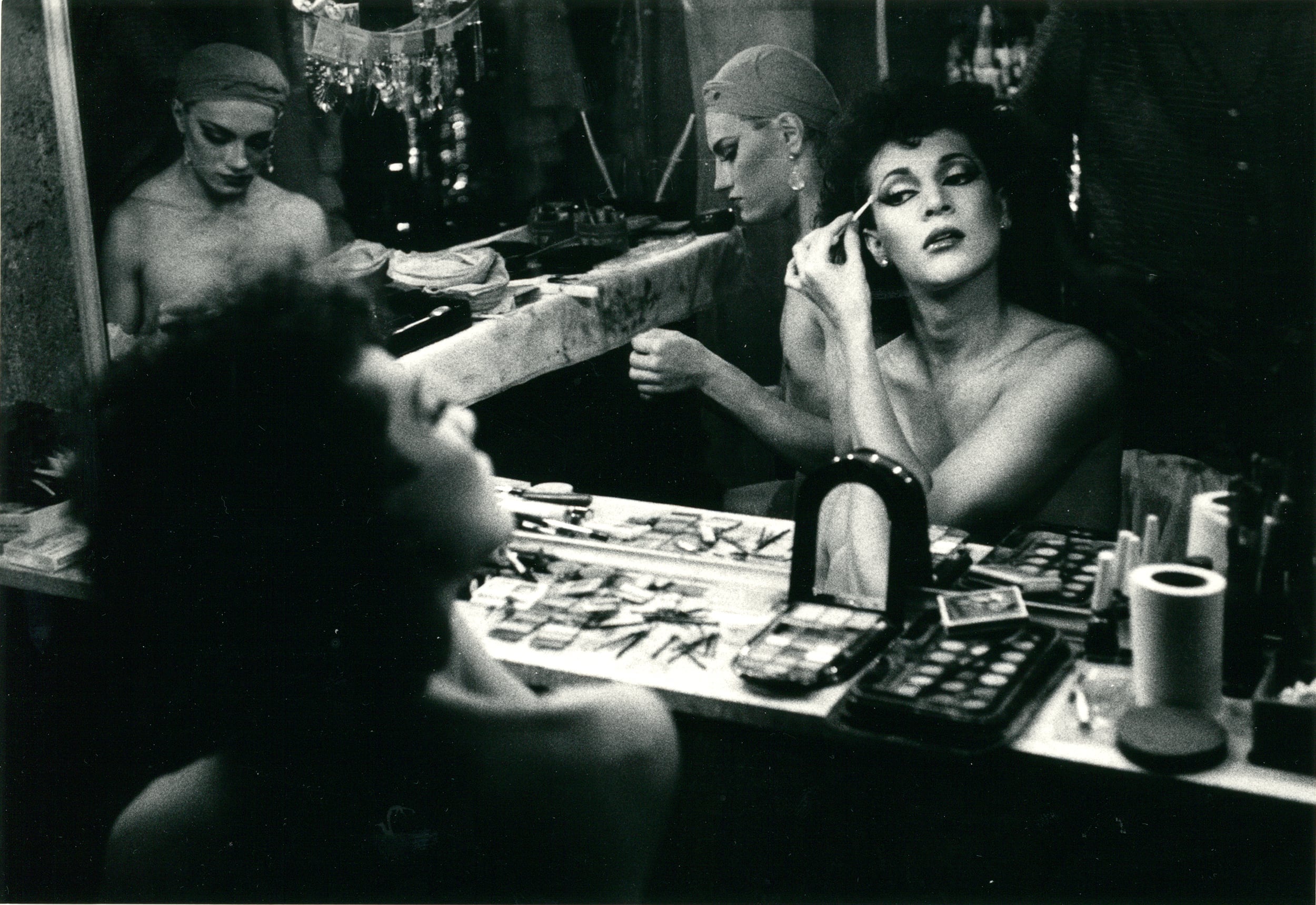 “De 10 a 11 p.m.”, 1987, de Agustín Martínez Castro (México 1950-1992). Abajo: "Fiscalía militar", Santiago de Chile, 1987, de Alejandro Hoppe (Chile, 1961).