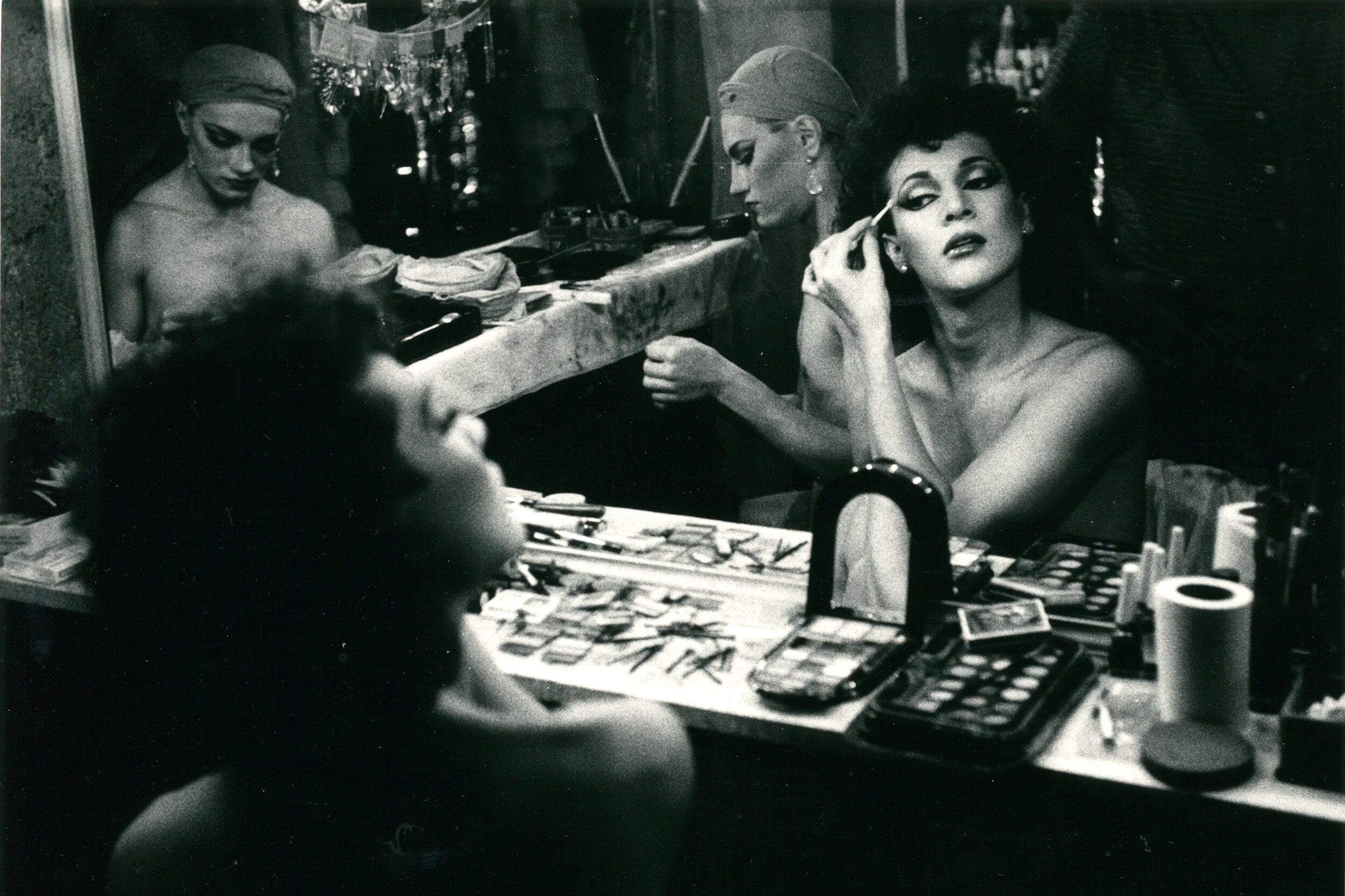 “De 10 a 11 p.m.”, 1987, de Agustín Martínez Castro (México 1950-1992). Abajo: "Fiscalía militar", Santiago de Chile, 1987, de Alejandro Hoppe (Chile, 1961).