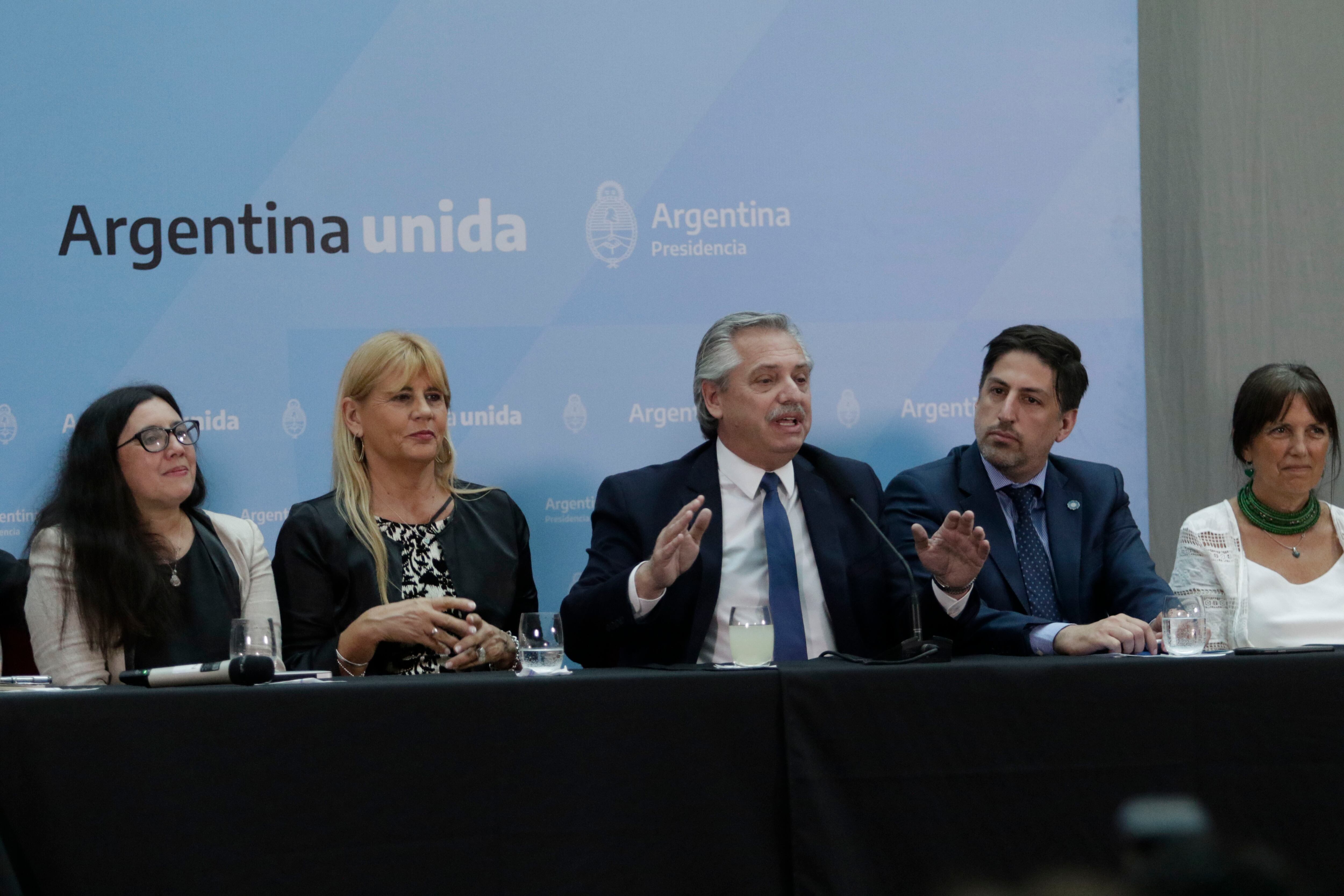 Natalia Porta López, Marcela Losardo, Alberto Fernández, Nicolás Trotta y Claudia Piñeiro.