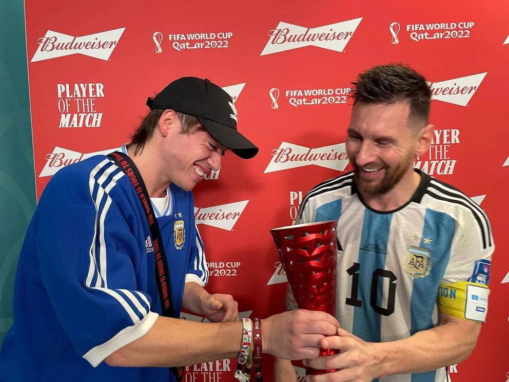 Paulo Londra le entregó el premio a mejor jugador del partido a Lionel Messi. Imagen: Instagram