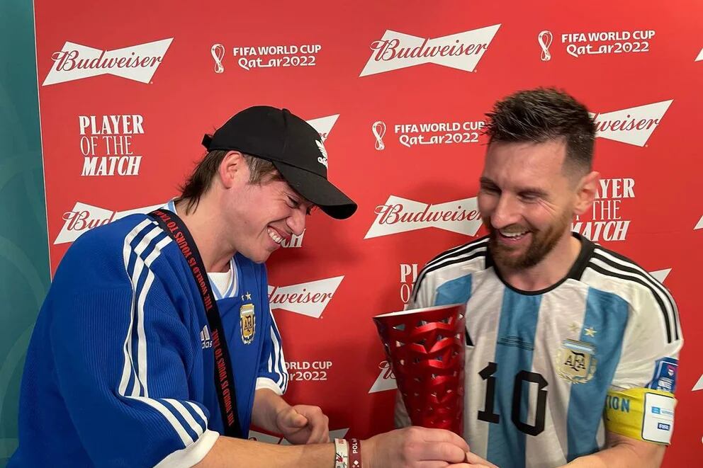 Paulo Londra le entregó el premio a mejor jugador del partido a Lionel Messi. Imagen: Instagram