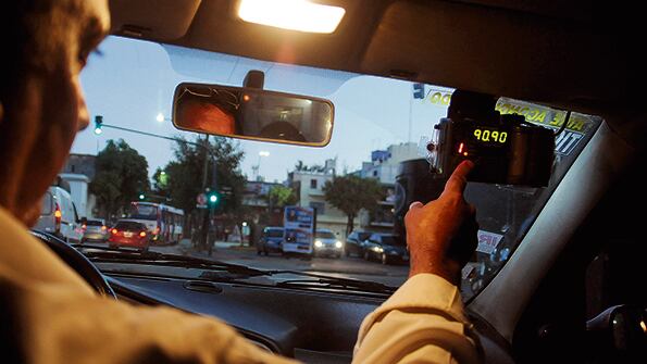 Las entidades de propietarios de taxis reclamaron el aumento por el alza en los costos para circular.