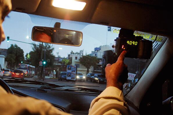 Las entidades de propietarios de taxis reclamaron el aumento por el alza en los costos para circular.