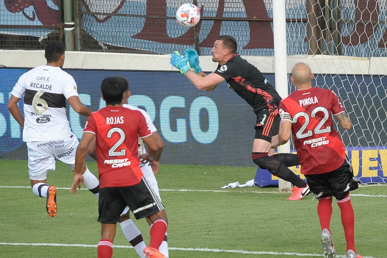 Armani se mandó una macana en Platense-River, pero lo salvó el línea.