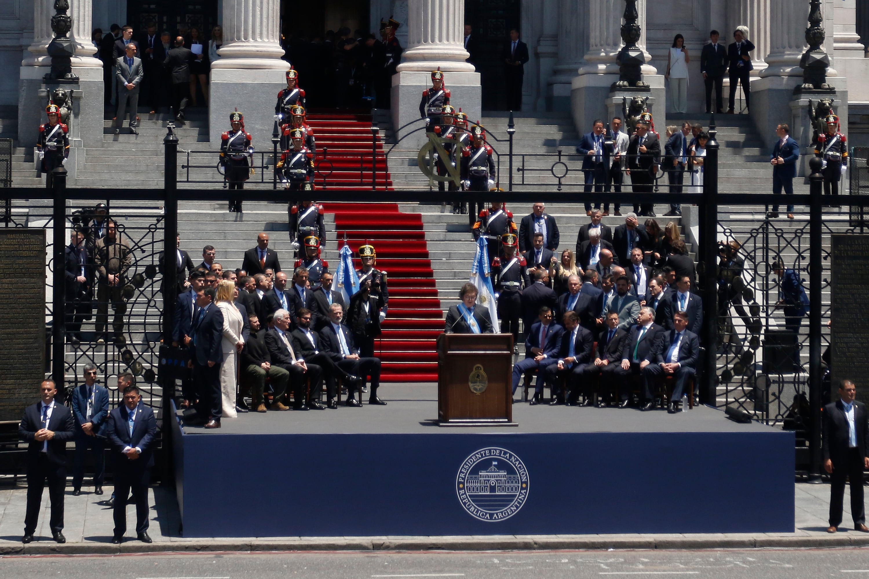 Javier Milei, de espaldas al Congreso.