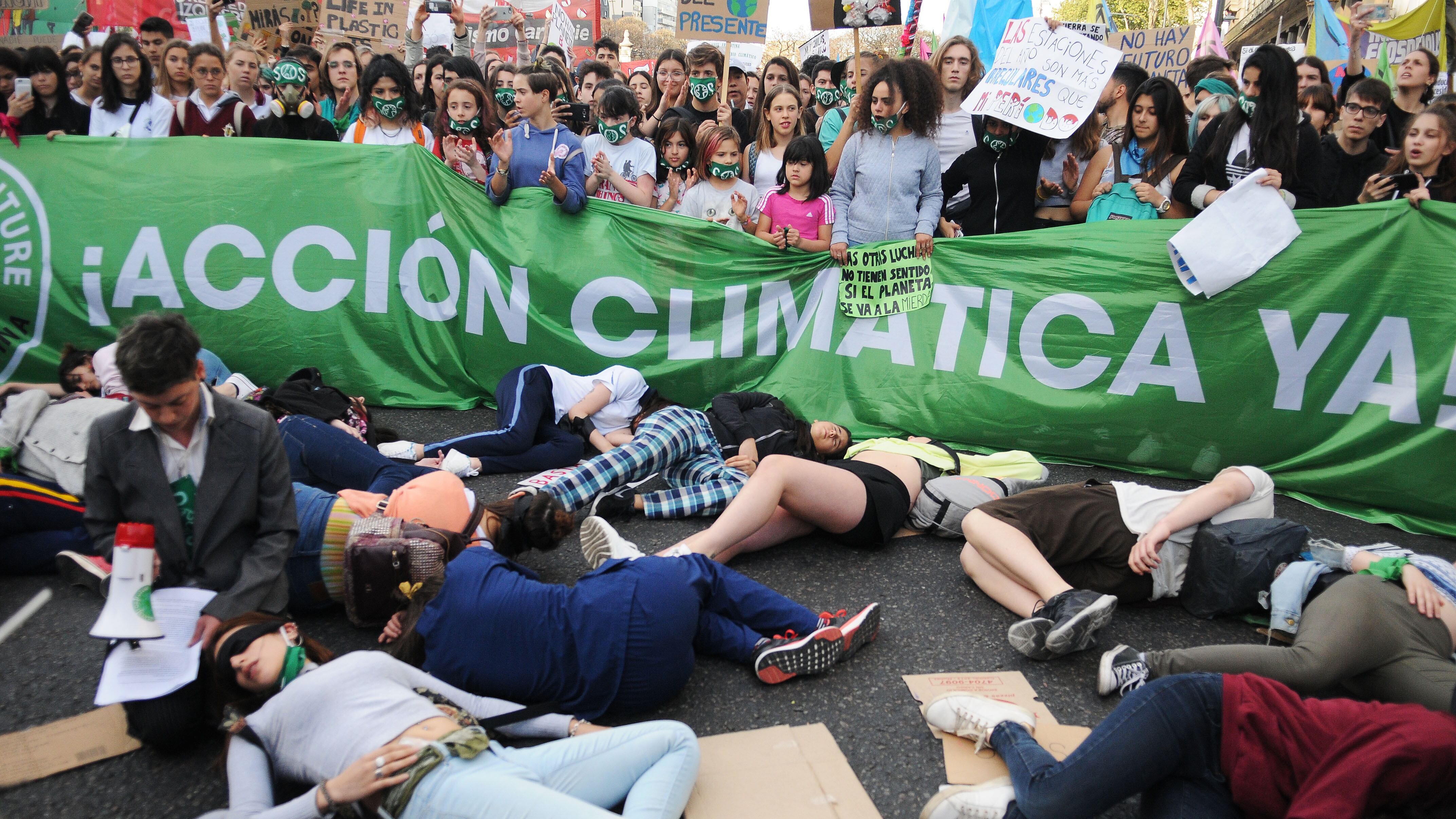 Una performance como parte de las protestas.