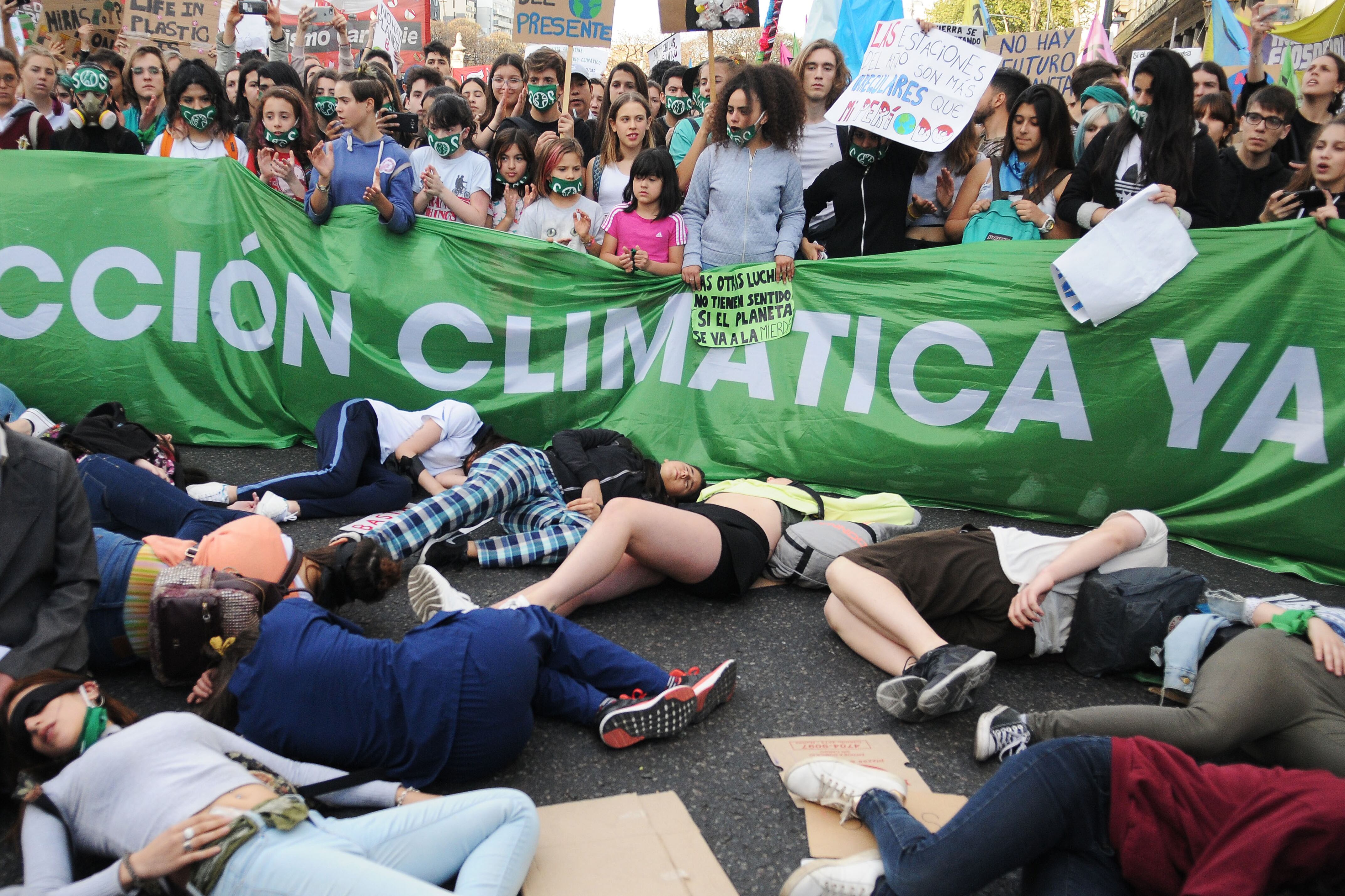 Una performance como parte de las protestas.