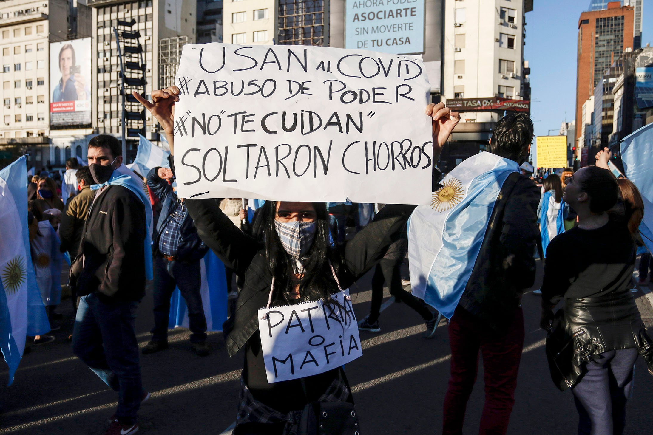 Los carteles y banderas agitaron consignas de todo tipo.