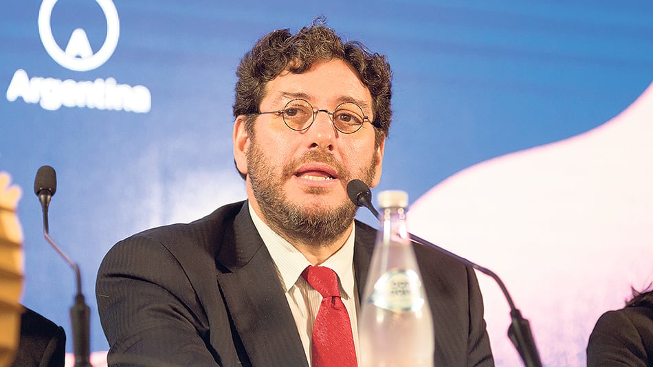 Avelluto enumeró los méritos de su gestión, pero recibió abucheos y chiflidos.