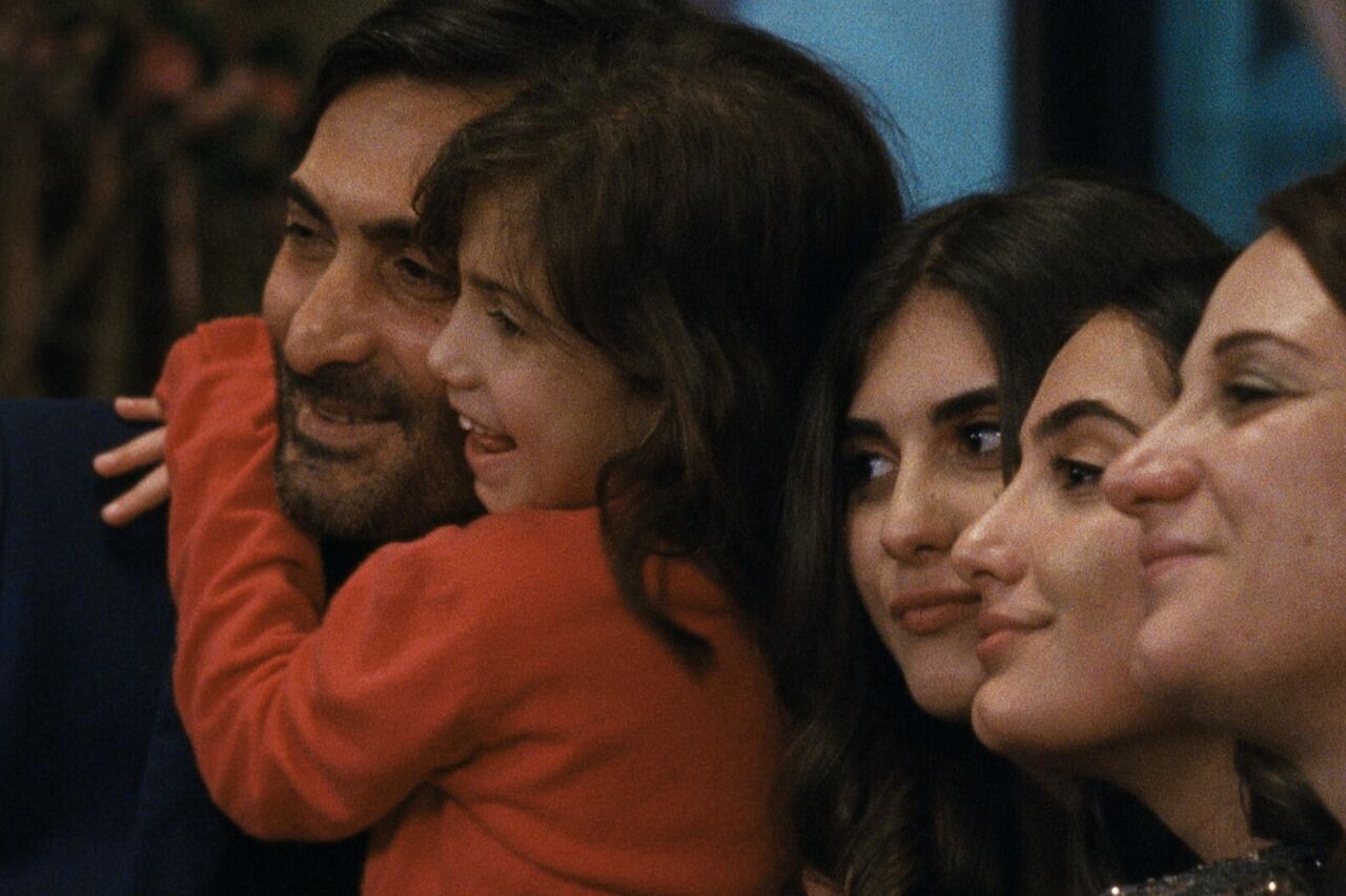 "A Chiara" comienza con una serie de planos tan apretados como el cariño familiar.