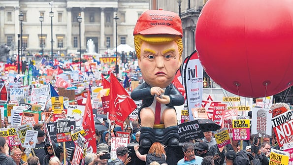 Los manifestantes pasearon un globo de Trump gigante por el centro de Londres.
