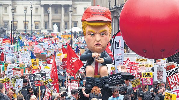 Los manifestantes pasearon un globo de Trump gigante por el centro de Londres.