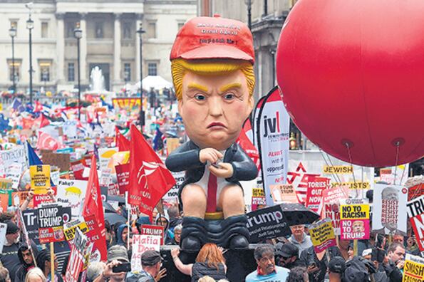 Los manifestantes pasearon un globo de Trump gigante por el centro de Londres.