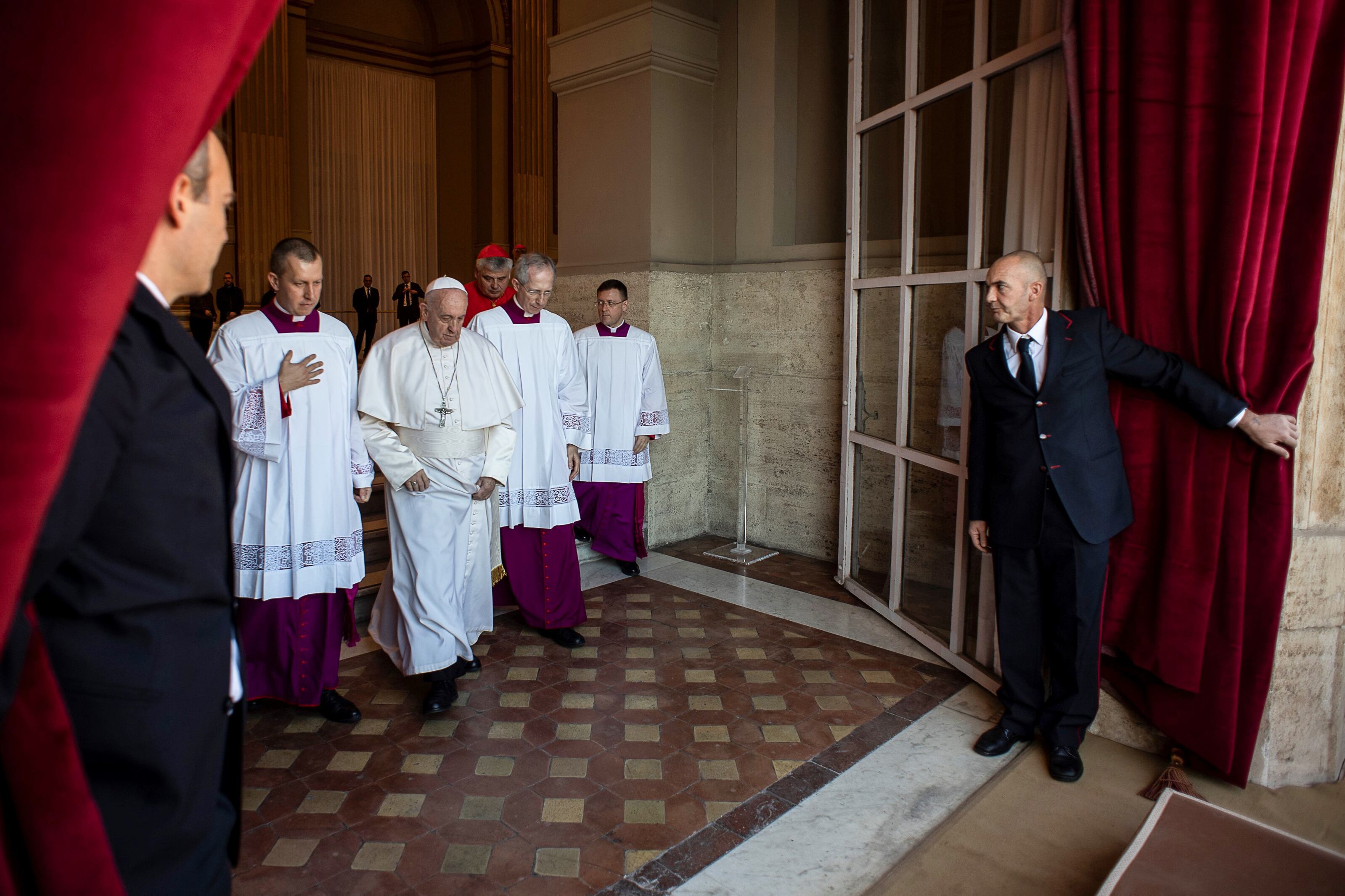 El papa llega al balcón de la basílica para dar su mensaje navideño.