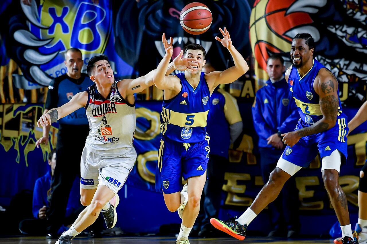 Franco Baralle, sexto hombre de Quimsa, lucha con el pibe Guerrero Margarit, de gran serie en Boca