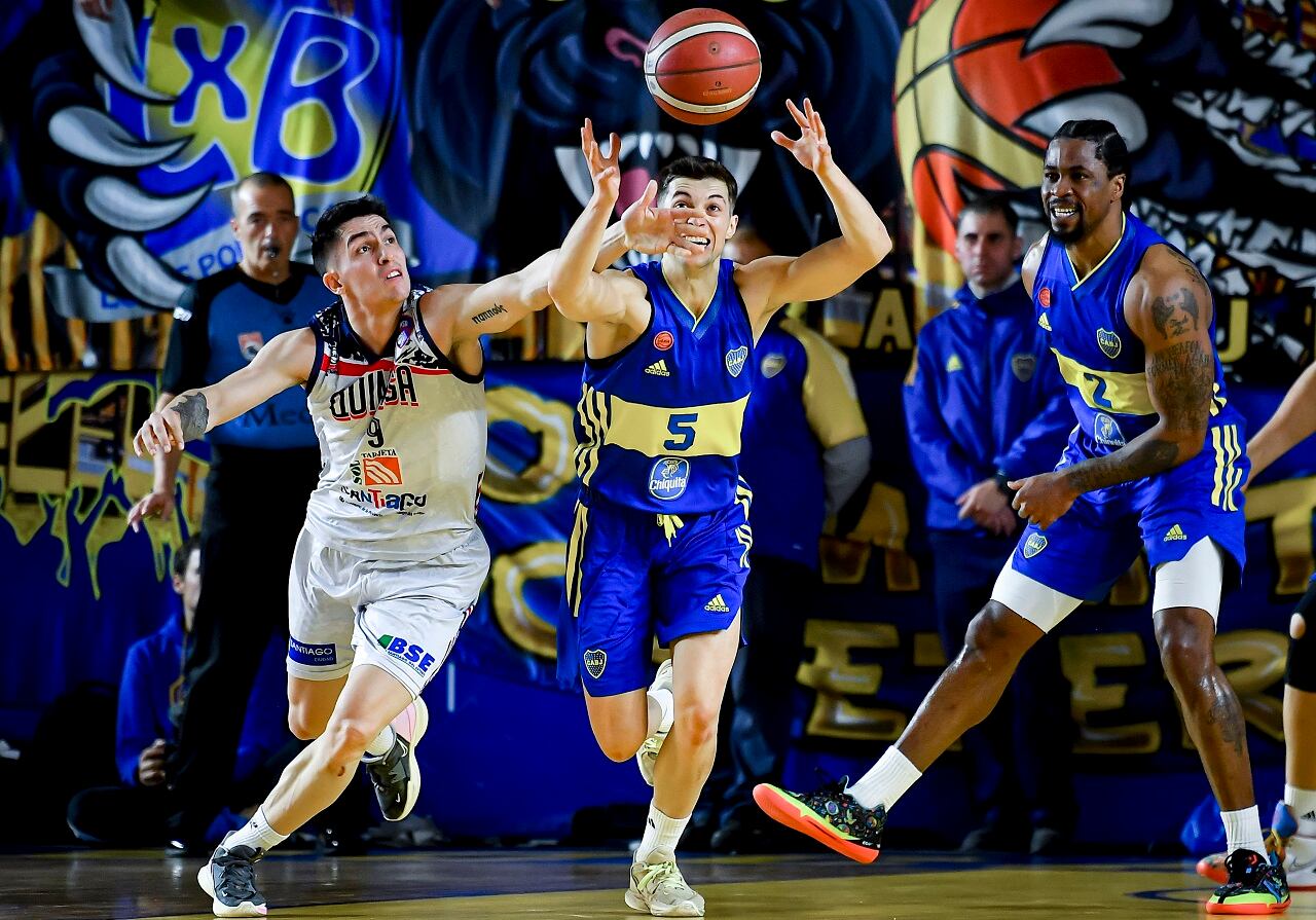 Franco Baralle, sexto hombre de Quimsa, lucha con el pibe Guerrero Margarit, de gran serie en Boca