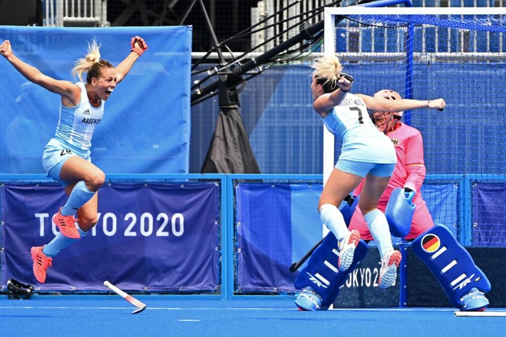 Jankunas y Albertarrio en el festejo del 1-0
