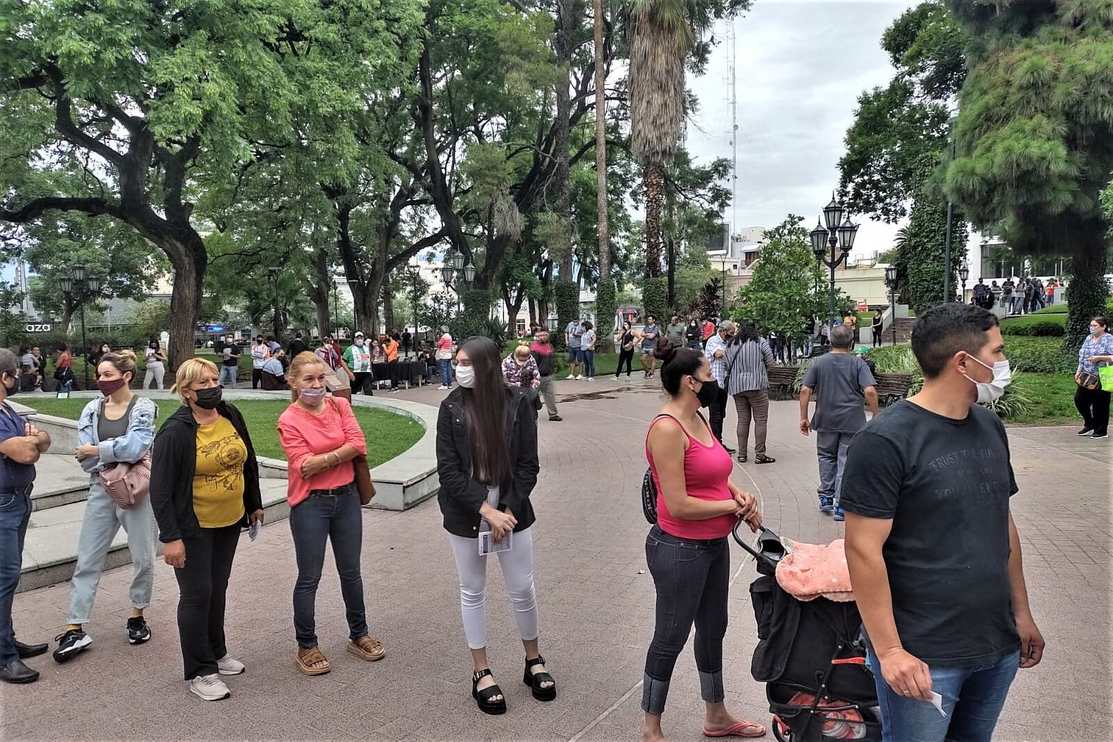 Larga fila de rezagados para vacunarse en plaza 25 de Mayo.