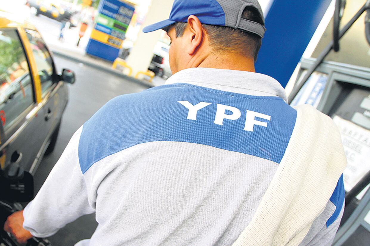 La petrolera YPF aplicó la rebaja de 1,5 por ciento en sus surtidores a partir de la 0 hora de hoy.