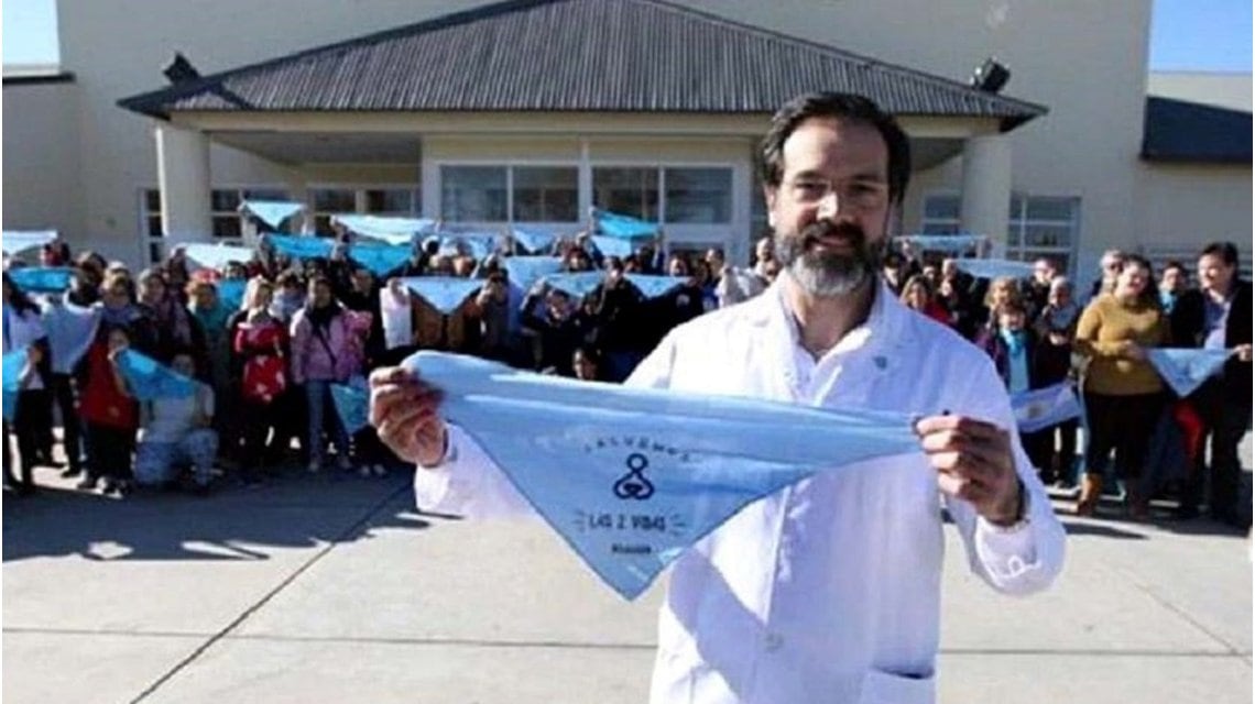 El ginécologo Rodríguez Lastra con el pañuelo celeste. 