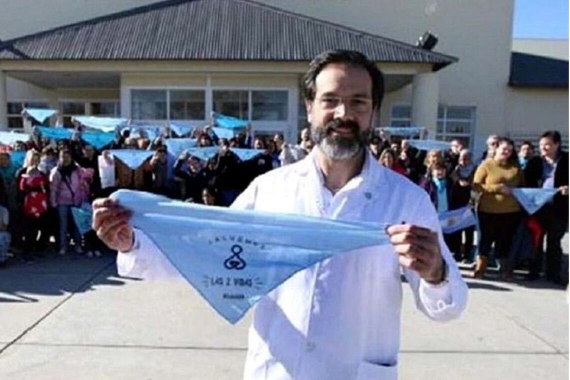 El ginécologo Rodríguez Lastra con el pañuelo celeste.